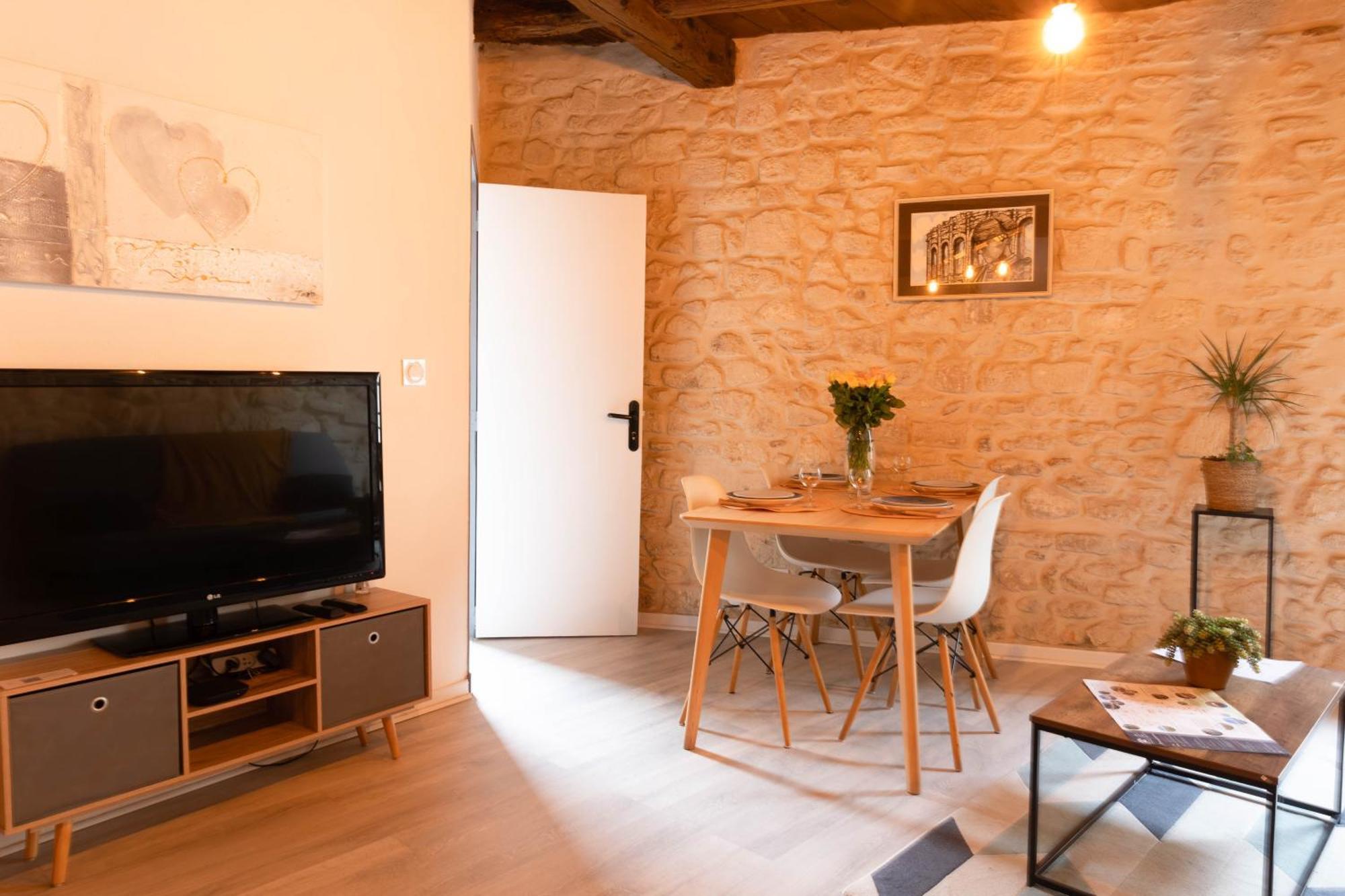 Immeuble 3 Apparts Centre Historique St Gilles Maisoncarreeconciergerie Saint-Gilles  Exteriér fotografie